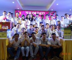 Khâu chuẩn bị cho ngày 26/1 đã xong. Bật mí trước cho thêm hồi hộp. Những công nhân viên chuyên cần và xuất sắc nhất năm nay sẽ nhận được 1 bằng khen và 2.000.000 đ tiền mặt nhé. Màn bốc thăm trúng thưởng cũng rất hấp dẫn: Giải Đặc biệt là 1 chiếc ti vi trị giá hơn 9 triệu đồng, giải nhất là 1 chiếc nồi chiên không dầu trị giá trên 3 triệu. Giải nhì là 1 chiếc quạt sạc điện trị giá gần 2 triệu, 3 giải 3 là những chiếc bếp từ xinh xắn trị giá gần 1 triệu đồng 1 chiếc và những ai không được bốc trúng sẽ có giải khuyến khích là 1 nồi lẩu điện. Hấp dẫn quá. Ai sẽ là người may mắn nhất trong đêm 26/1 chúng ta cùng chờ xem nha.
Tb: Và vẫn còn những câu hỏi cho khách nhí với những bao lì xì trị giá 50 ngàn đồng và 100 ngàn đồng. Các cha mẹ nhớ phụ giúp con nha